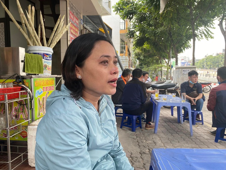Nữ lao công bị ô tô kéo lê ở Hà Nội đã hồi tỉnh, vẫn chưa tìm được lái xe bỏ trốn - Ảnh 2. Nữ lao công bị ô tô kéo lê ở Hà Nội đã hồi tỉnh, vẫn chưa tìm được lái xe bỏ trốn - Ảnh 2.