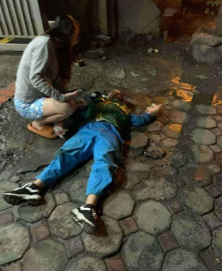 Nữ lao công bị ô tô kéo lê ở Hà Nội đã hồi tỉnh, vẫn chưa tìm được lái xe bỏ trốn - Ảnh 1. Nữ lao công bị ô tô kéo lê ở Hà Nội đã hồi tỉnh, vẫn chưa tìm được lái xe bỏ trốn - Ảnh 1.