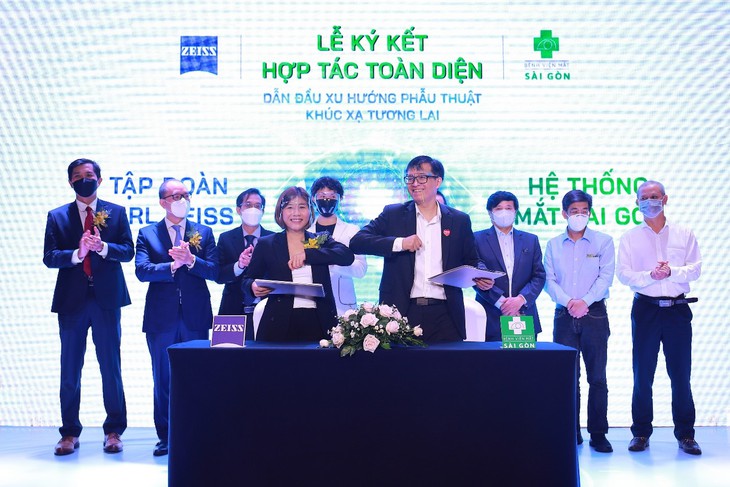Tập đoàn Carl Zeiss (Đức) ký kết hợp tác với Hệ thống Bệnh viện Mắt Sài Gòn cung cấp các thiết bị phẫu thuật khúc xạ hiện đại - Ảnh 2. Tập đoàn Carl Zeiss (Đức) ký kết hợp tác với Hệ thống Bệnh viện Mắt Sài Gòn cung cấp các thiết bị phẫu thuật khúc xạ hiện đại - Ảnh 2.