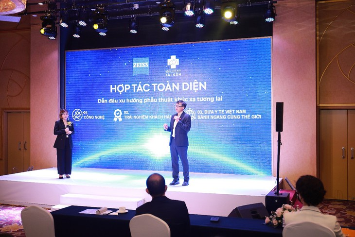 Tập đoàn Carl Zeiss (Đức) ký kết hợp tác với Hệ thống Bệnh viện Mắt Sài Gòn cung cấp các thiết bị phẫu thuật khúc xạ hiện đại - Ảnh 3. Tập đoàn Carl Zeiss (Đức) ký kết hợp tác với Hệ thống Bệnh viện Mắt Sài Gòn cung cấp các thiết bị phẫu thuật khúc xạ hiện đại - Ảnh 3.