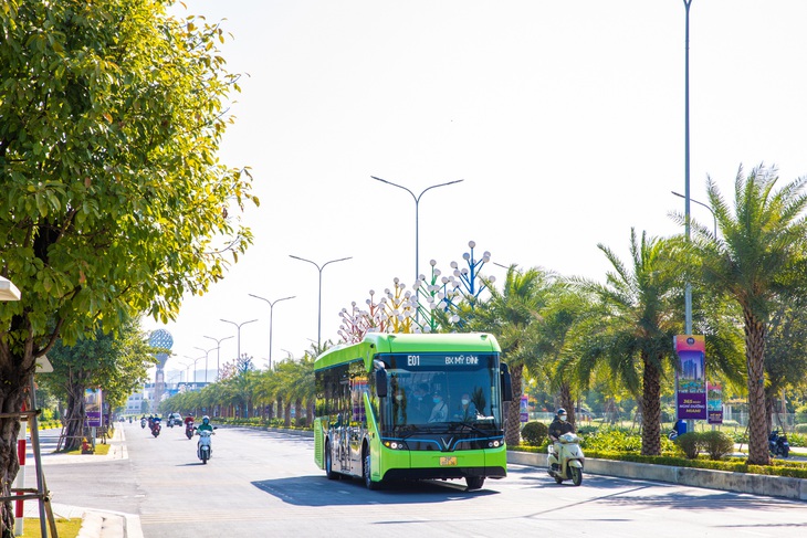 Xe buýt điện Vinbus chính thức tham gia mạng lưới vận tải công cộng Hà Nội - Ảnh 1. Xe buýt điện Vinbus chính thức tham gia mạng lưới vận tải công cộng Hà Nội - Ảnh 1.
