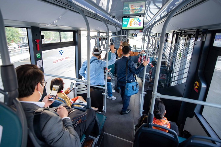 Xe buýt điện Vinbus chính thức tham gia mạng lưới vận tải công cộng Hà Nội - Ảnh 2. Xe buýt điện Vinbus chính thức tham gia mạng lưới vận tải công cộng Hà Nội - Ảnh 2.