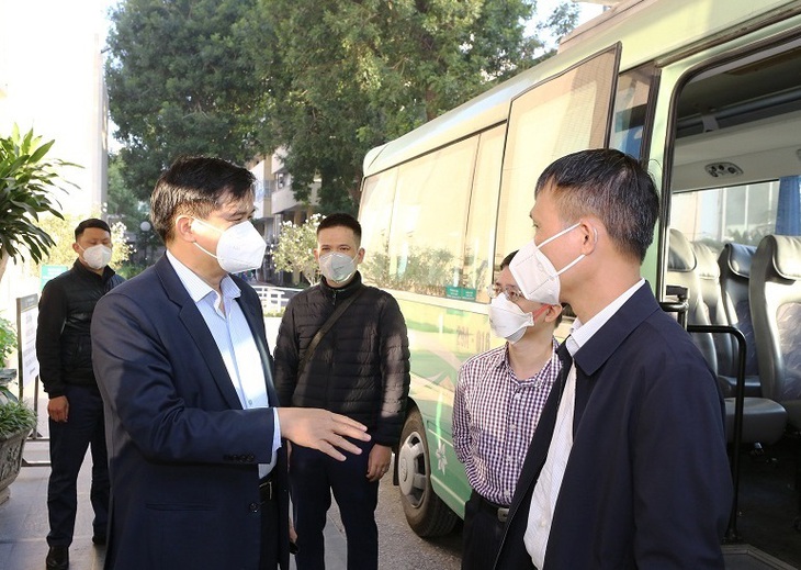 BV Bạch Mai tăng cường thầy thuốc về An Giang - Ảnh 1.