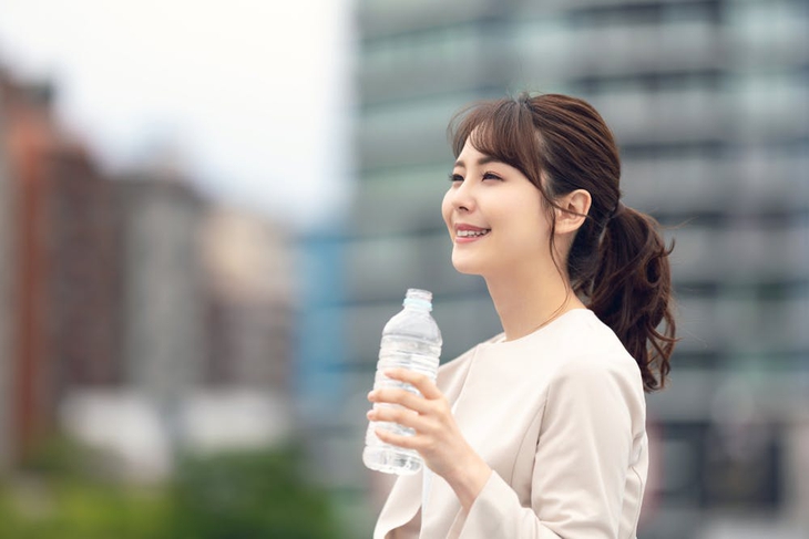 Uống nước có giảm các tác dụng phụ khi tiêm vaccine COVID-19? - Ảnh 5.