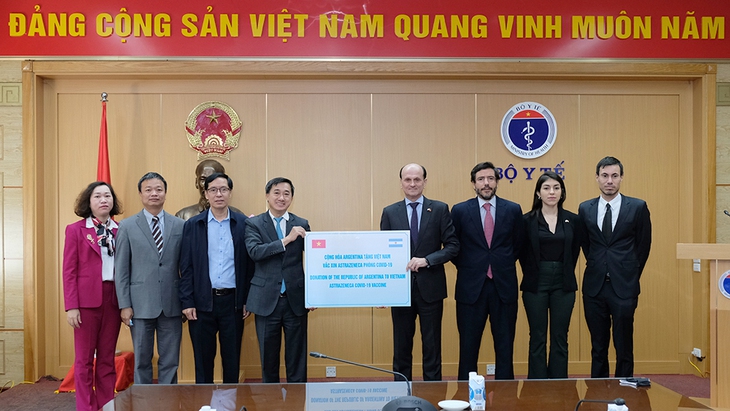 Bộ Y tế tiếp nhận 500.000 liều vaccine phòng COVID-19 Astra Zeneca do Achentina trao tặng - Ảnh 1.