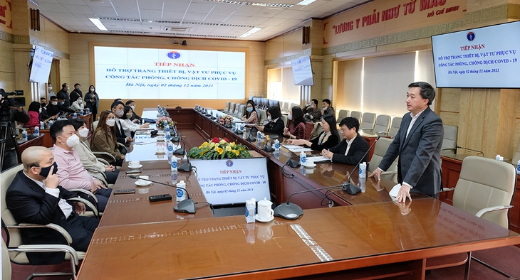 Bộ Y tế tiếp nhận hàng triệu khẩu trang, hệ thống xét nghiệm, dung dịch tiêm phục vụ chống dịch COVID-19 - Ảnh 1.
