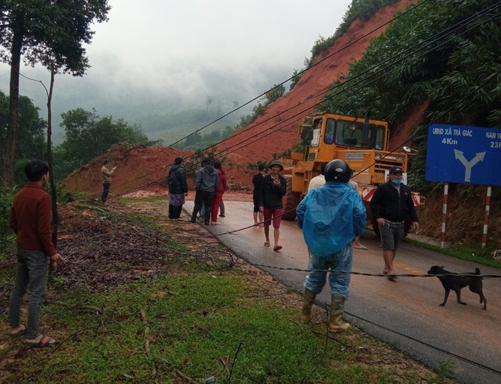 Các địa phương khẩn trương khắc phục hậu quả mưa lũ - Ảnh 1.