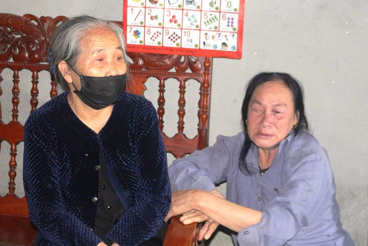 Người thân chết lặng khi nghe tin dữ chồng, con mất tích giữa biển khơi - Ảnh 1.