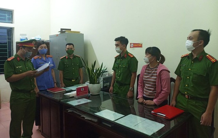 Cơ quan công an tống đạt các quyết định khởi tố và lệnh bắt bị can để tạm giam đối với Cao Thị Hoài về hành vi lừa đảo, "ăn chặn" tiền từ thiện.