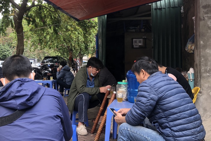 Khu nhà tạm quây tôn kinh doanh quán nước vỉa hè, nhiều người vô tư vi phạm các quy định phòng chống dịch COVID-19. Khu nhà tạm quây tôn kinh doanh quán nước vỉa hè, nhiều người vô tư vi phạm các quy định phòng chống dịch COVID-19.