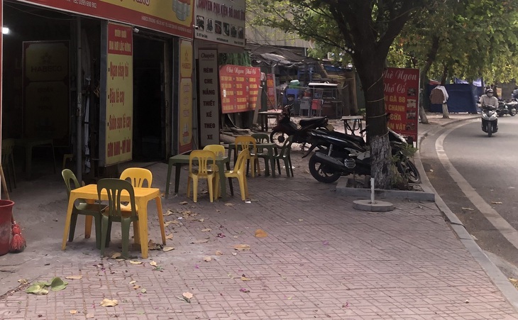 Một số cơ sở kinh doanh tại đây bầy bàn ghế lấn chiếm vỉa hè, vi phạm trật tự đô thị. Một số cơ sở kinh doanh tại đây bầy bàn ghế lấn chiếm vỉa hè, vi phạm trật tự đô thị.