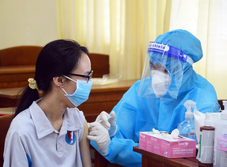Cà Mau: Người đủ điều kiện mà không tiêm vaccine bị hạn chế quyền lợi - Ảnh 1.