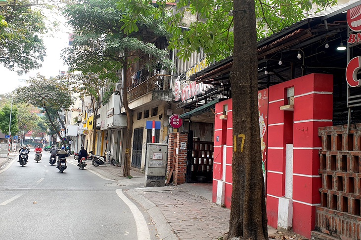 Các cửa hàng, dịch vụ ăn uống tại vùng cam của Hà Nội 'lay lắt' bán mang về - Ảnh 2. Các cửa hàng, dịch vụ ăn uống tại vùng cam của Hà Nội 'lay lắt' bán mang về - Ảnh 2.