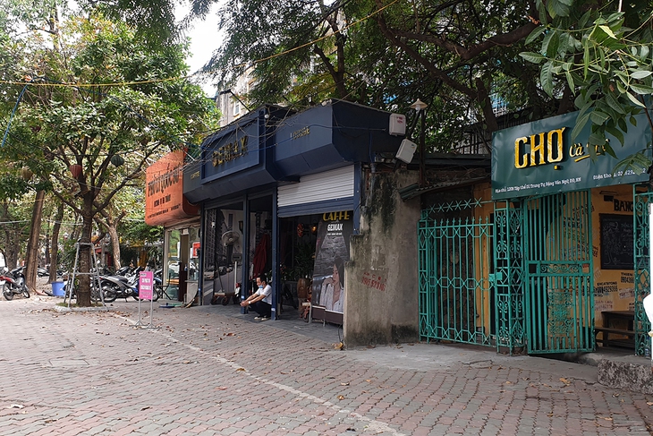 Các cửa hàng, dịch vụ ăn uống tại vùng cam của Hà Nội 'lay lắt' bán mang về - Ảnh 1. Các cửa hàng, dịch vụ ăn uống tại vùng cam của Hà Nội 'lay lắt' bán mang về - Ảnh 1.