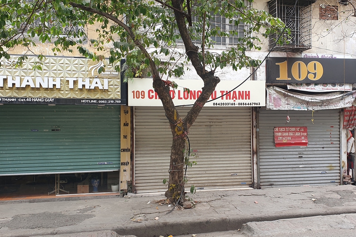 Các cửa hàng, dịch vụ ăn uống tại vùng cam của Hà Nội 'lay lắt' bán mang về - Ảnh 9. Các cửa hàng, dịch vụ ăn uống tại vùng cam của Hà Nội 'lay lắt' bán mang về - Ảnh 9.