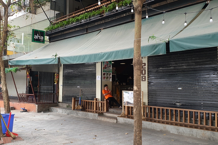 Các cửa hàng, dịch vụ ăn uống tại vùng cam của Hà Nội 'lay lắt' bán mang về - Ảnh 3. Các cửa hàng, dịch vụ ăn uống tại vùng cam của Hà Nội 'lay lắt' bán mang về - Ảnh 3.