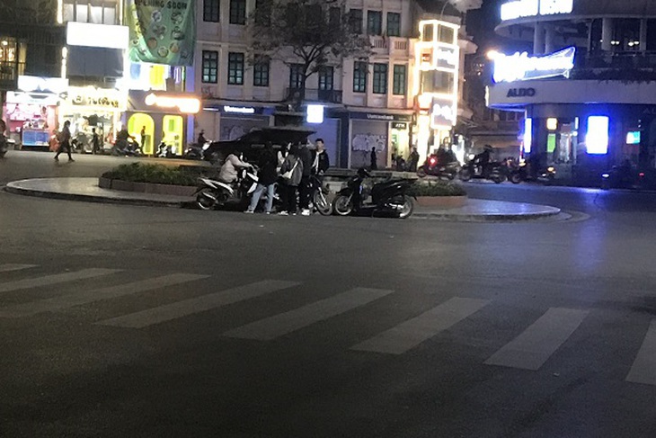 Chỉ một nhóm bạn trẻ tụ tập, vui chơi dịp đón mùa Giáng sinh tại Quảng trường Đông kinh Nghĩa Thục.