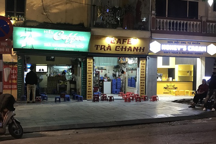 Các quán giải khát quanh Nhà thờ lớn cũng vắng bóng người.