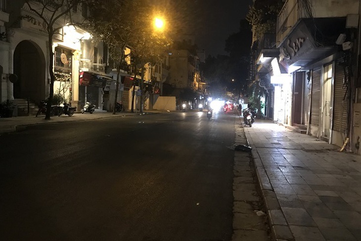 Phố Hàng Gai cũng ít người qua lại tối 20/12.