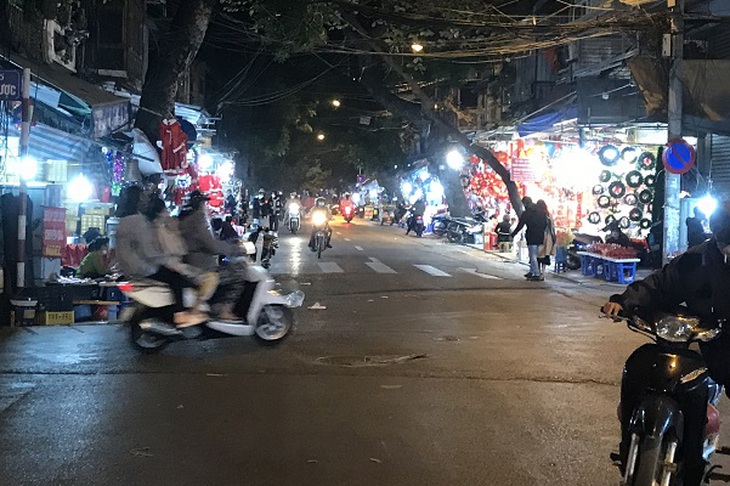 Hình ảnh ảm đạm tại phố Hàng Mã mùa Giáng sinh năm nay. Chụp tối 20/12.
