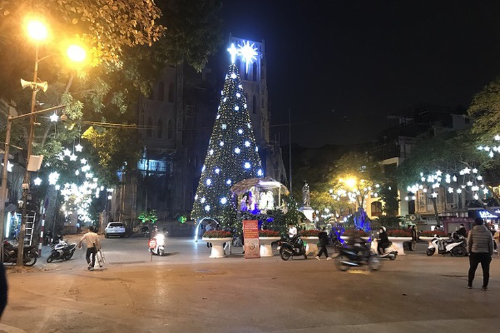 Do dịch COVID- 19 diễn biến phức tạp, người dân ngại ra đường nên mùa đón Giáng sinh năm nay không khí khá trầm lắng và ảm đạm. Ảnh chụp tại Nhà thờ lớn tối 20/12.