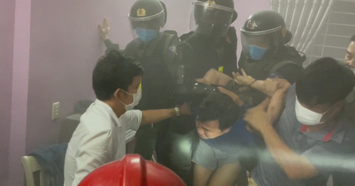 Đòi gia đình đưa 350 triệu đồng tiêu xài không được, con trai dọa đốt nhà tự thiêu