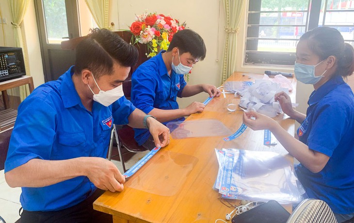 Các đội phản ứng nhanh COVID-19 kịp thời hỗ trợ người dân - Ảnh 1.