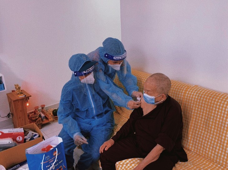 TP.HCM rút ngắn thời gian tiêm liều nhắc lại vaccine phòng COVID-19 xuống 3 tháng - Ảnh 1. TP.HCM rút ngắn thời gian tiêm liều nhắc lại vaccine phòng COVID-19 xuống 3 tháng - Ảnh 1.