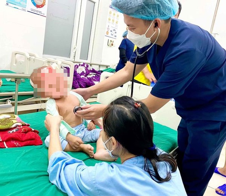 Cứu bệnh nhi bị khối bê tông đè lên người khiến xương sườn đâm thủng màng tim - Ảnh 1. Cứu bệnh nhi bị khối bê tông đè lên người khiến xương sườn đâm thủng màng tim - Ảnh 1.