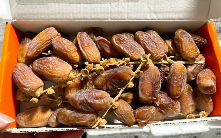 Chà là khô nguyên cành nhập khẩu được chị em săn mua làm quà biếu Tết - Ảnh 1.