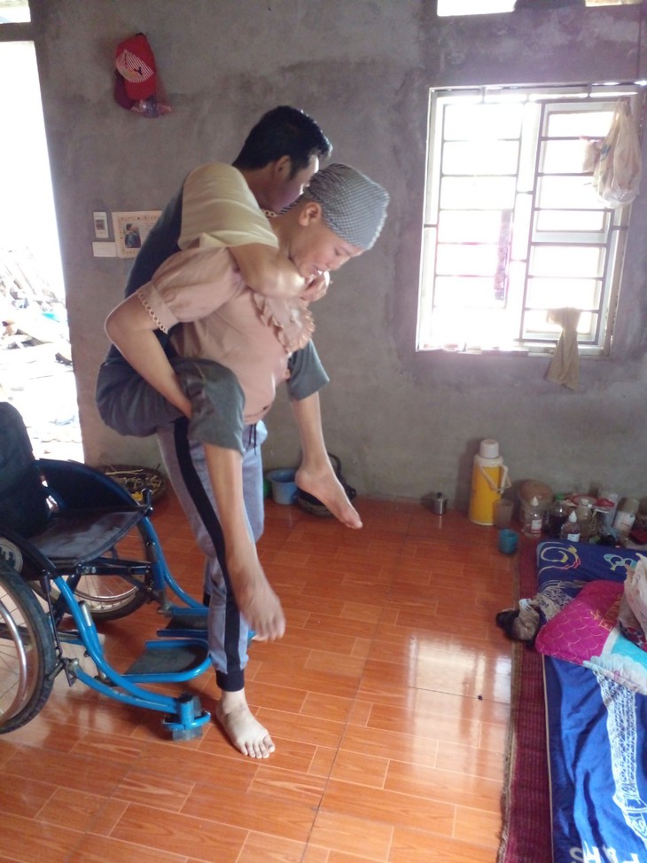 Xót xa cảnh chồng tai nạn liệt tủy nằm nhà, vợ ung thư không người chăm ở viện - Ảnh 1.