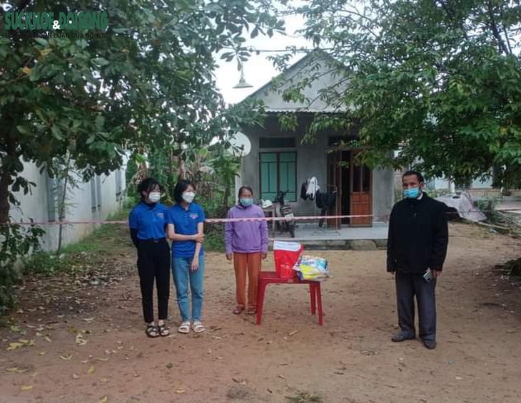Thừa Thiên Huế: “Đội shipper tình nguyện” hỗ trợ người dân cách ly chống dịch - Ảnh 2. Thừa Thiên Huế: “Đội shipper tình nguyện” hỗ trợ người dân cách ly chống dịch - Ảnh 2.