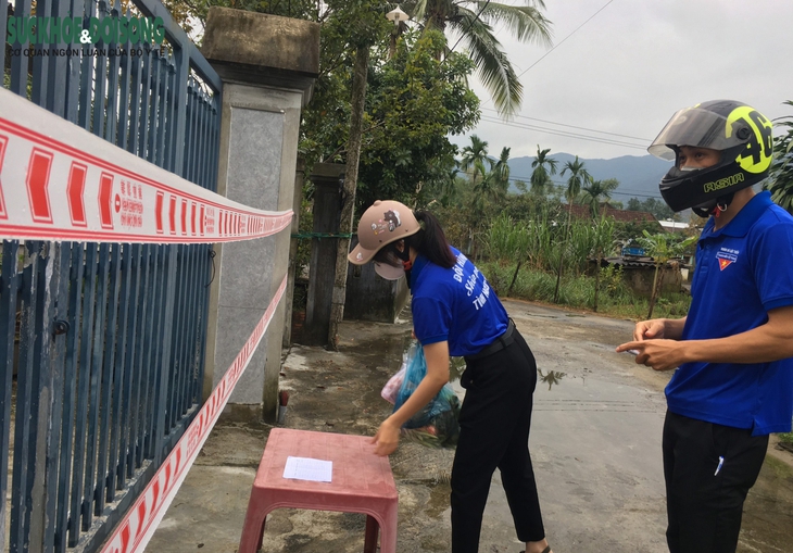 Thừa Thiên Huế: “Đội shipper tình nguyện” hỗ trợ người dân cách ly chống dịch - Ảnh 3. Thừa Thiên Huế: “Đội shipper tình nguyện” hỗ trợ người dân cách ly chống dịch - Ảnh 3.