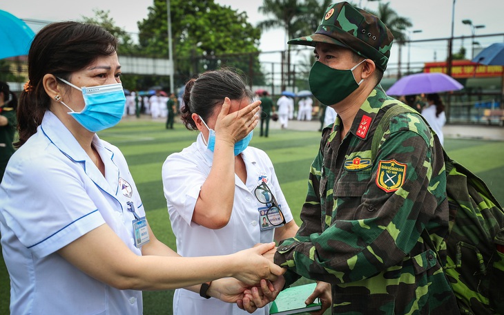 Bác sĩ quân y thầm lặng trên tuyến đầu chống dịch