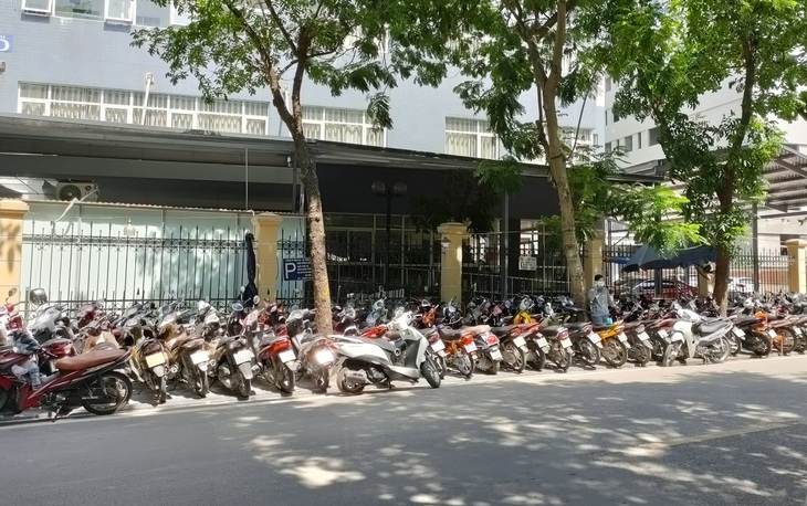 Bất cập trong khai thác tài sản công (Bài 1): “Vỉa hè” hái ra tiền - Ảnh 4. Bất cập trong khai thác tài sản công (Bài 1): “Vỉa hè” hái ra tiền - Ảnh 4.