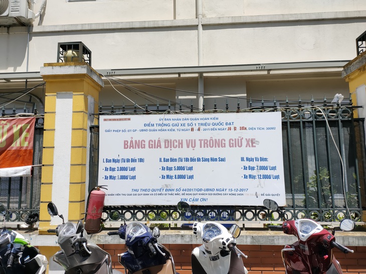 Bất cập trong khai thác tài sản công (Bài 1): “Vỉa hè” hái ra tiền - Ảnh 1. Bất cập trong khai thác tài sản công (Bài 1): “Vỉa hè” hái ra tiền - Ảnh 1.