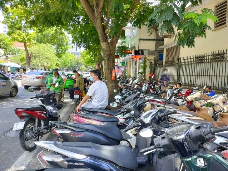 Bất cập trong khai thác tài sản công (Bài 1): “Vỉa hè” hái ra tiền - Ảnh 5. Bất cập trong khai thác tài sản công (Bài 1): “Vỉa hè” hái ra tiền - Ảnh 5.