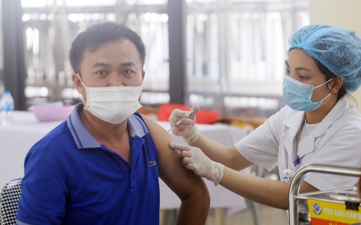 Thủ tướng yêu cầu hoàn thành tiêm vaccine COVID-19 mũi 3 cho người trên 18 tuổi trong quý I/2022