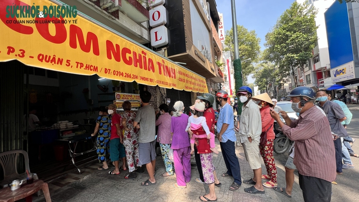Quán cơm của chàng trai 28 tuổi ở Sài Gòn khiến trăm người xếp hàng nhiều giờ để thưởng thức - Ảnh 1.
