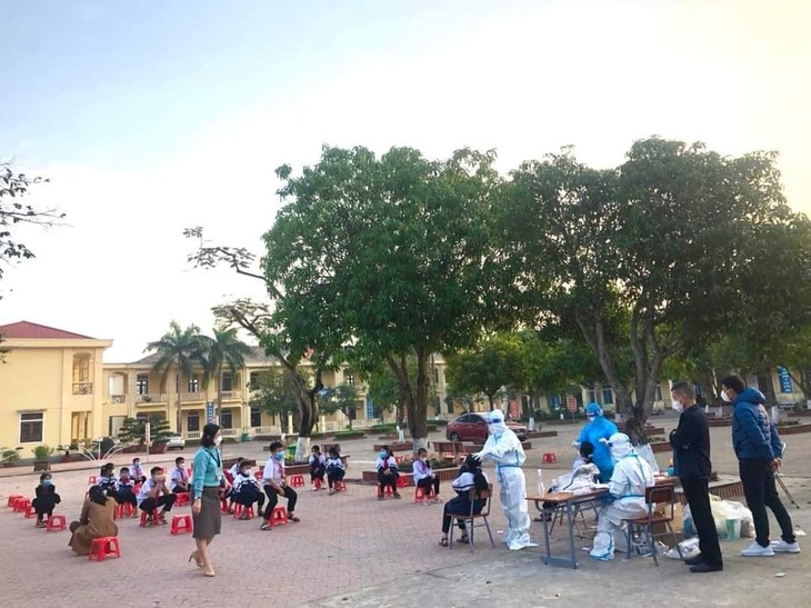 Hà Tĩnh thêm nhiều ca mắc COVID-19, test nhanh hơn 2.000 người để sàng lọc - Ảnh 2. Hà Tĩnh thêm nhiều ca mắc COVID-19, test nhanh hơn 2.000 người để sàng lọc - Ảnh 2.