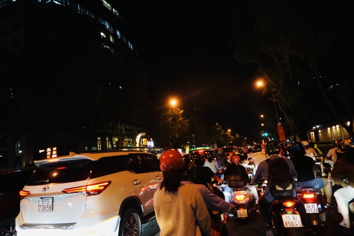 Sài Gòn nhộn nhịp đêm Giáng sinh, người dân "lâu rồi mới lại thấy kẹt xe" - Ảnh 1.