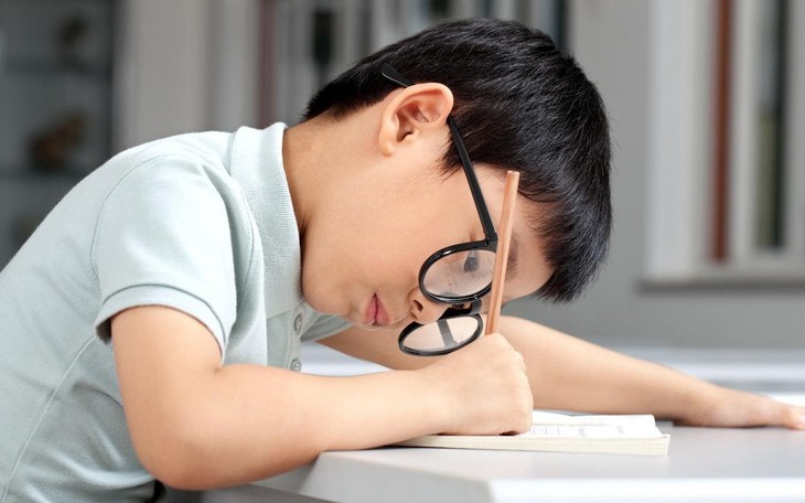Cong vẹo cột sống ở trẻ em -”Bệnh học đường” dễ bị lãng quên - Ảnh 1.