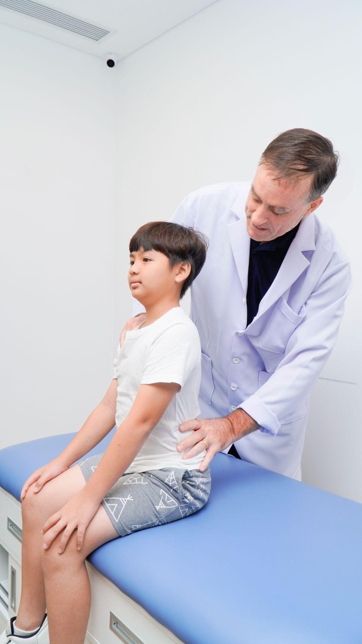 Cong vẹo cột sống ở trẻ em -”Bệnh học đường” dễ bị lãng quên - Ảnh 3.