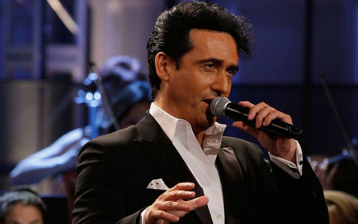 Góc khuất showbiz: Cuộc đời bí ẩn của Carlos Marin, danh ca vừa mất vì COVID-19 