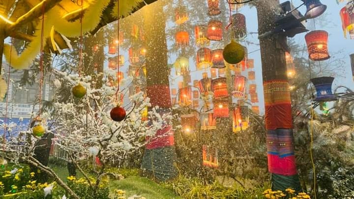 Tuyết bất ngờ rơi lần đầu trong năm tại đỉnh Fansipan - Ảnh 2. Tuyết bất ngờ rơi lần đầu trong năm tại đỉnh Fansipan - Ảnh 2.