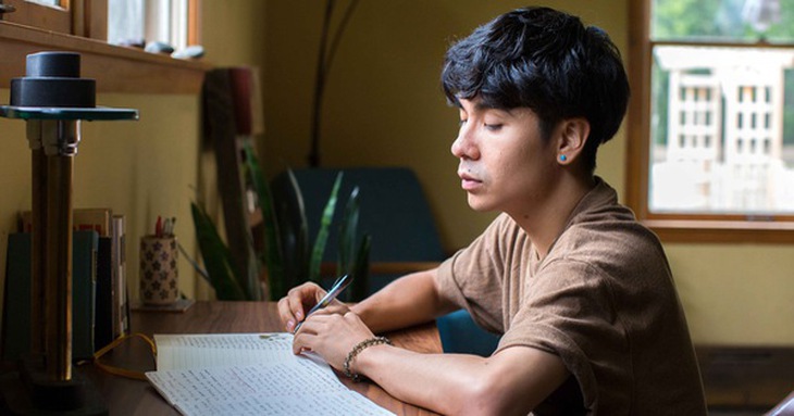Ocean Vuong đưa 'Một thoáng ta rực rỡ ở nhân gian' về nhà - Ảnh 6.