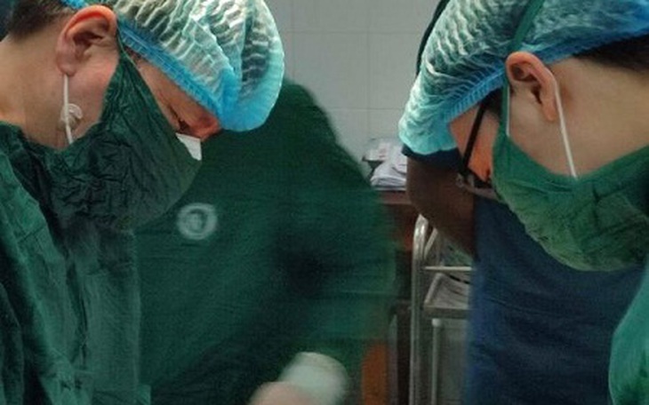 Máy bay quân sự đưa thầy thuốc ra đảo cứu sống sản phụ chửa ngoài tử cung nguy kịch