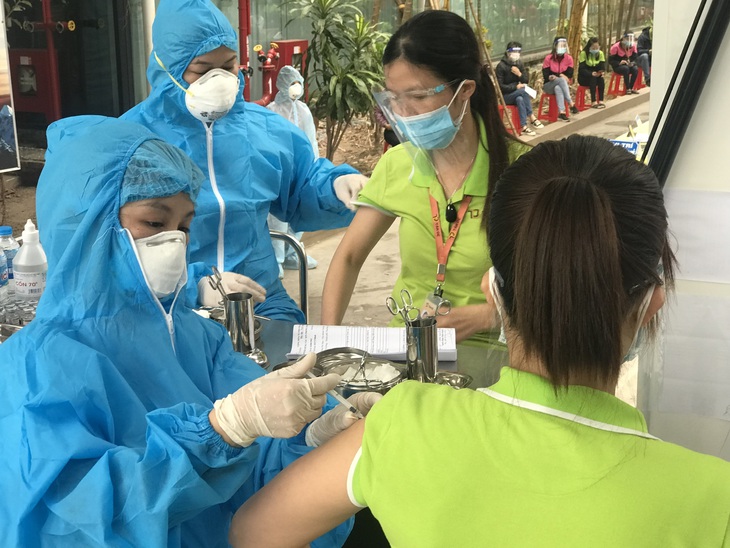 Chiều 26/2: Việt Nam đã tiếp nhận hơn 183,1 triệu liều vaccine phòng COVID-19; TP HCM yêu cầu tiêm vaccine cho F0 vừa khỏi bệnh - Ảnh 1. Chiều 26/2: Việt Nam đã tiếp nhận hơn 183,1 triệu liều vaccine phòng COVID-19; TP HCM yêu cầu tiêm vaccine cho F0 vừa khỏi bệnh - Ảnh 1.