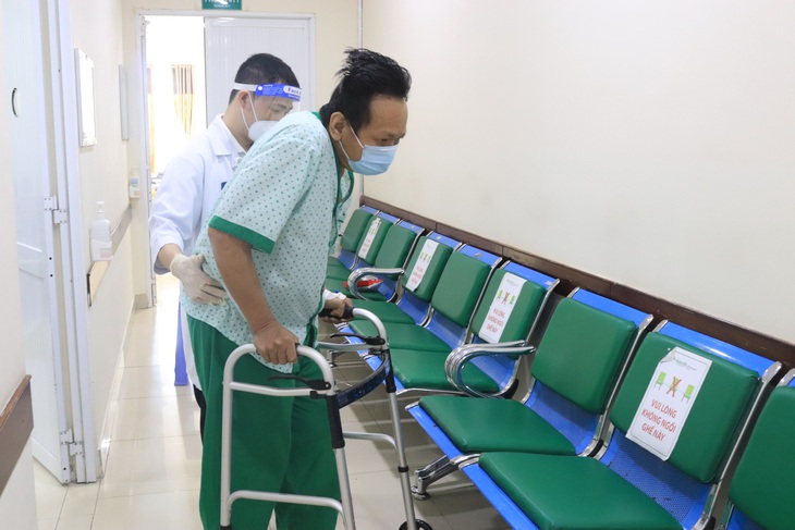 Thay khớp háng nhân tạo để phục hồi biến chứng dính khớp sau mổ sọ não - Ảnh 2. Thay khớp háng nhân tạo để phục hồi biến chứng dính khớp sau mổ sọ não - Ảnh 2.