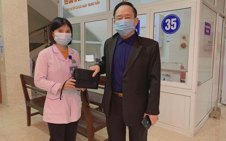 Nhân viên y tế nhặt được hơn 60 triệu đồng tìm người trả lại